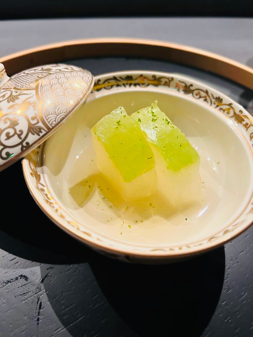 【旅皿】エンペラー(クリーム釉金彩菊華紋 4寸蓋物)
