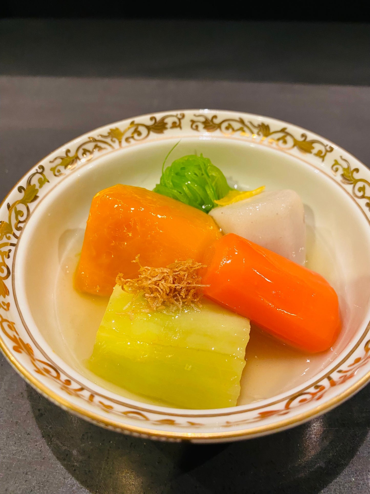 【旅皿】エンペラー（クリーム釉金彩菊華紋　4寸蓋物）
