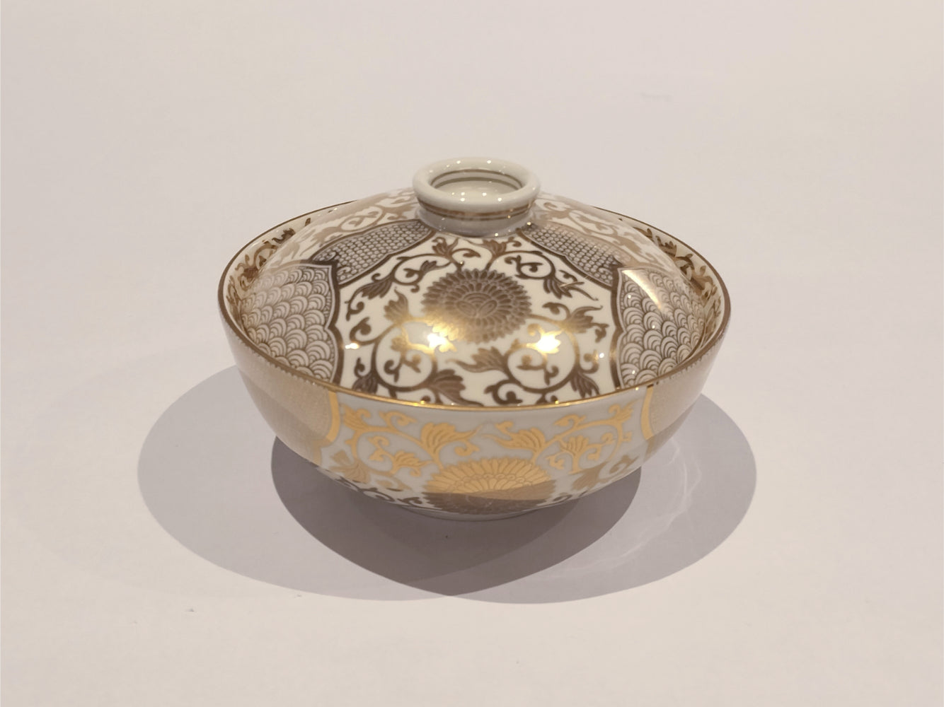 【旅皿】エンペラー（クリーム釉金彩菊華紋　4寸蓋物）