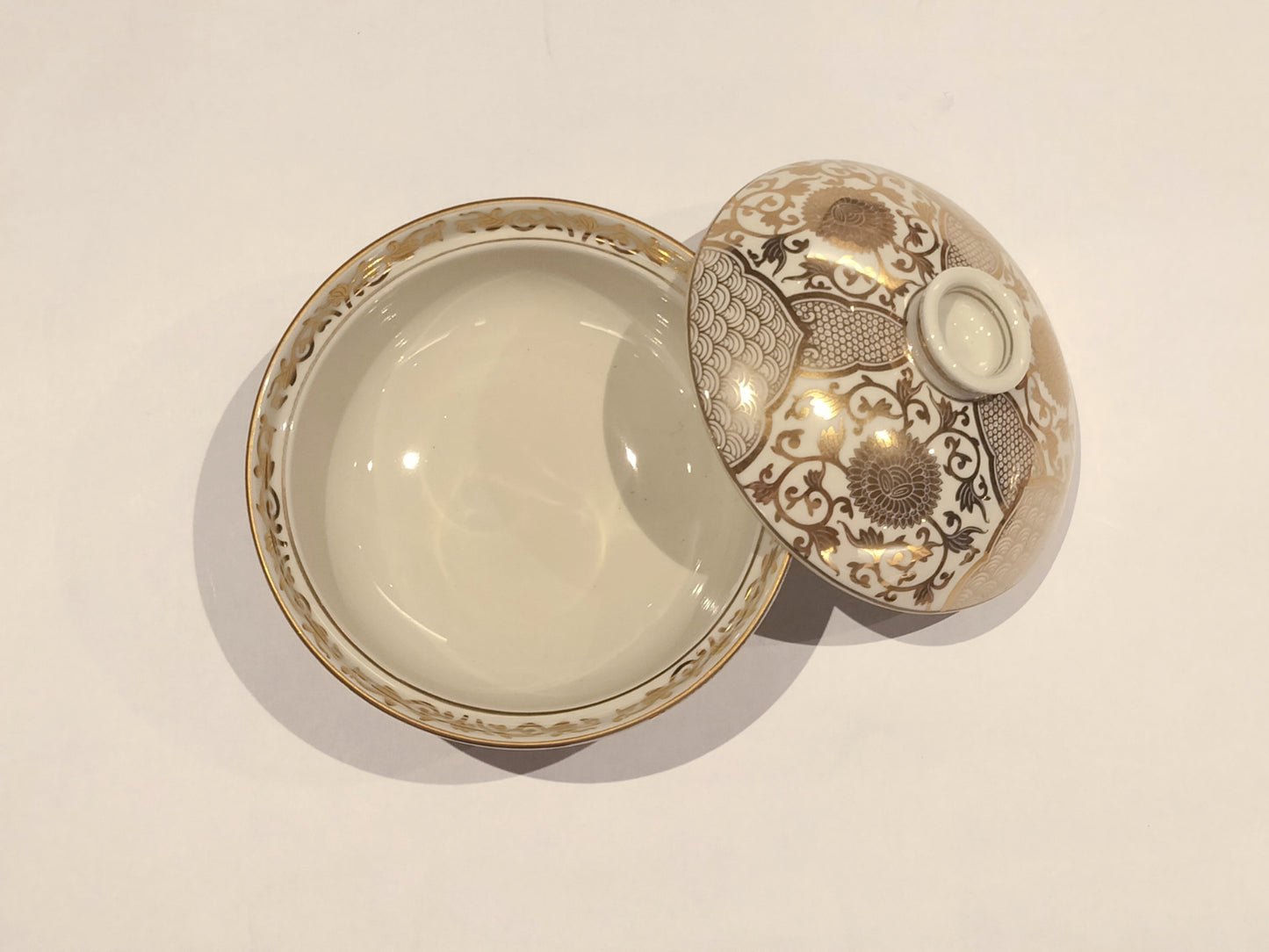 【旅皿】エンペラー（クリーム釉金彩菊華紋　4寸蓋物）