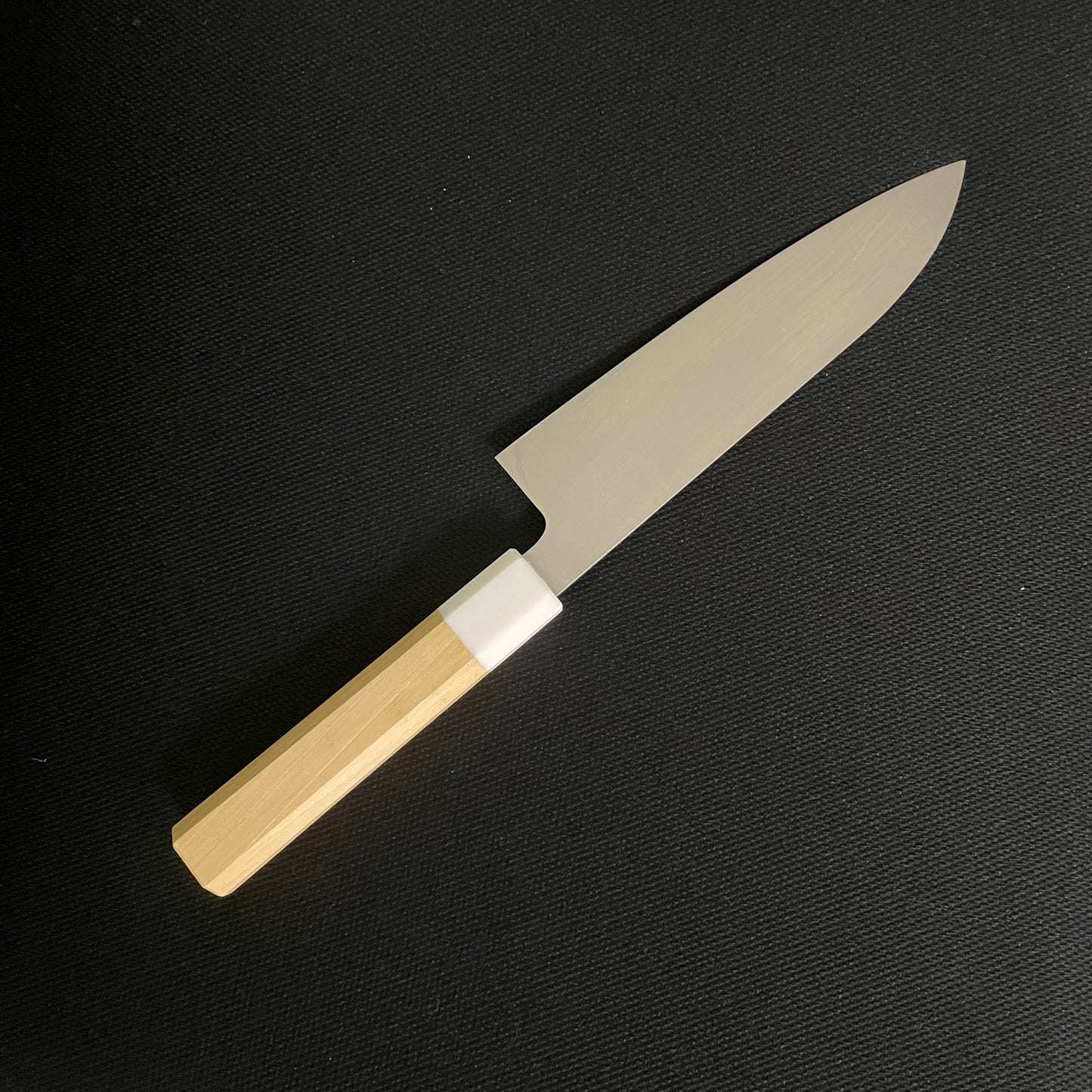sakai kitchen〈堺キッチン〉【高橋楠】一刀齋虎徹 INOX和三徳 青森ヒバ八角人工大理石口輪柄 170mm　青森ヒバ鞘付
