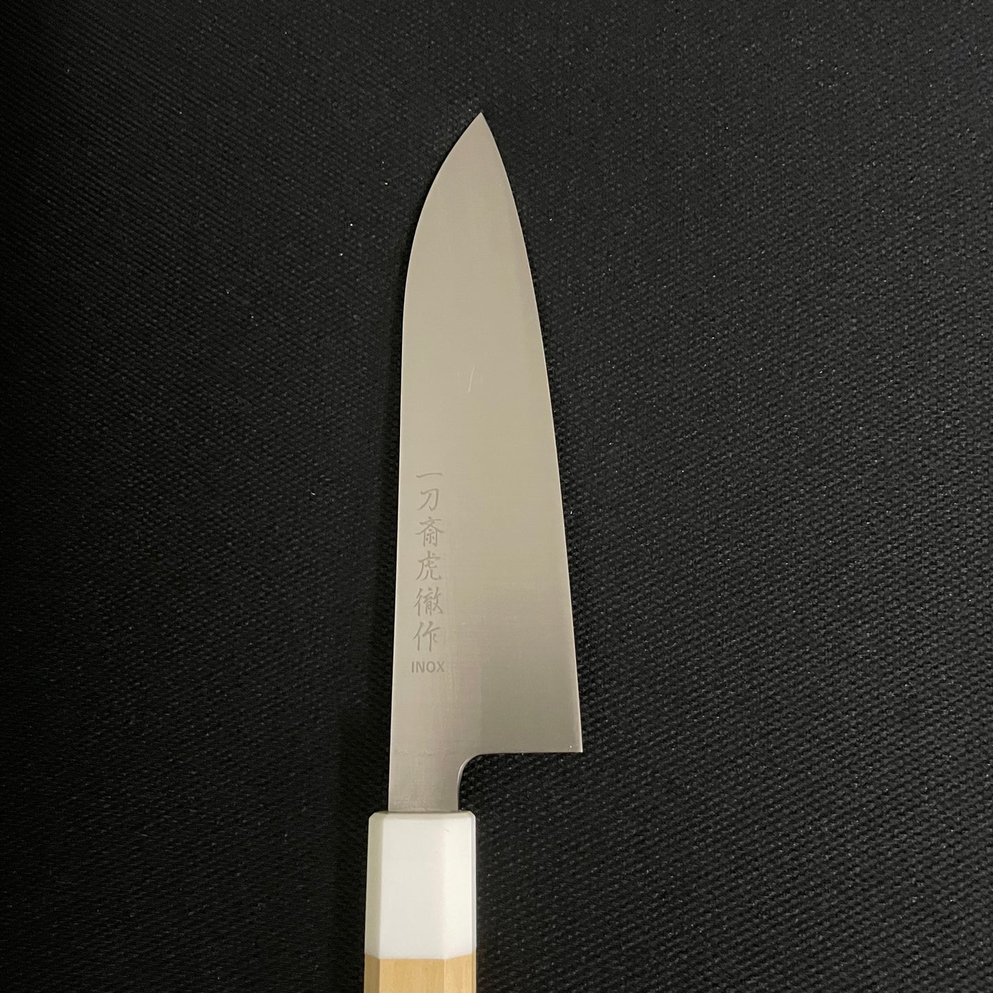 sakai kitchen〈堺キッチン〉【高橋楠】一刀齋虎徹 INOX和三徳 青森ヒバ八角人工大理石口輪柄 170mm　青森ヒバ鞘付