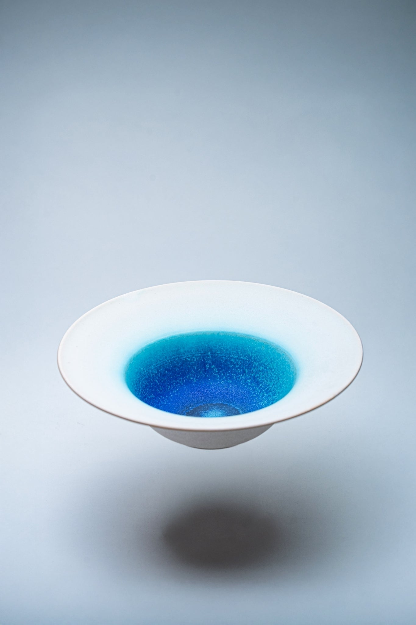 【旅皿】海の洞窟（コバルトリム深皿 26cm）