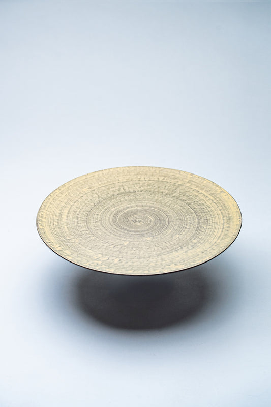 【旅皿】25cm二重高台皿　黒サビ絞り雲金