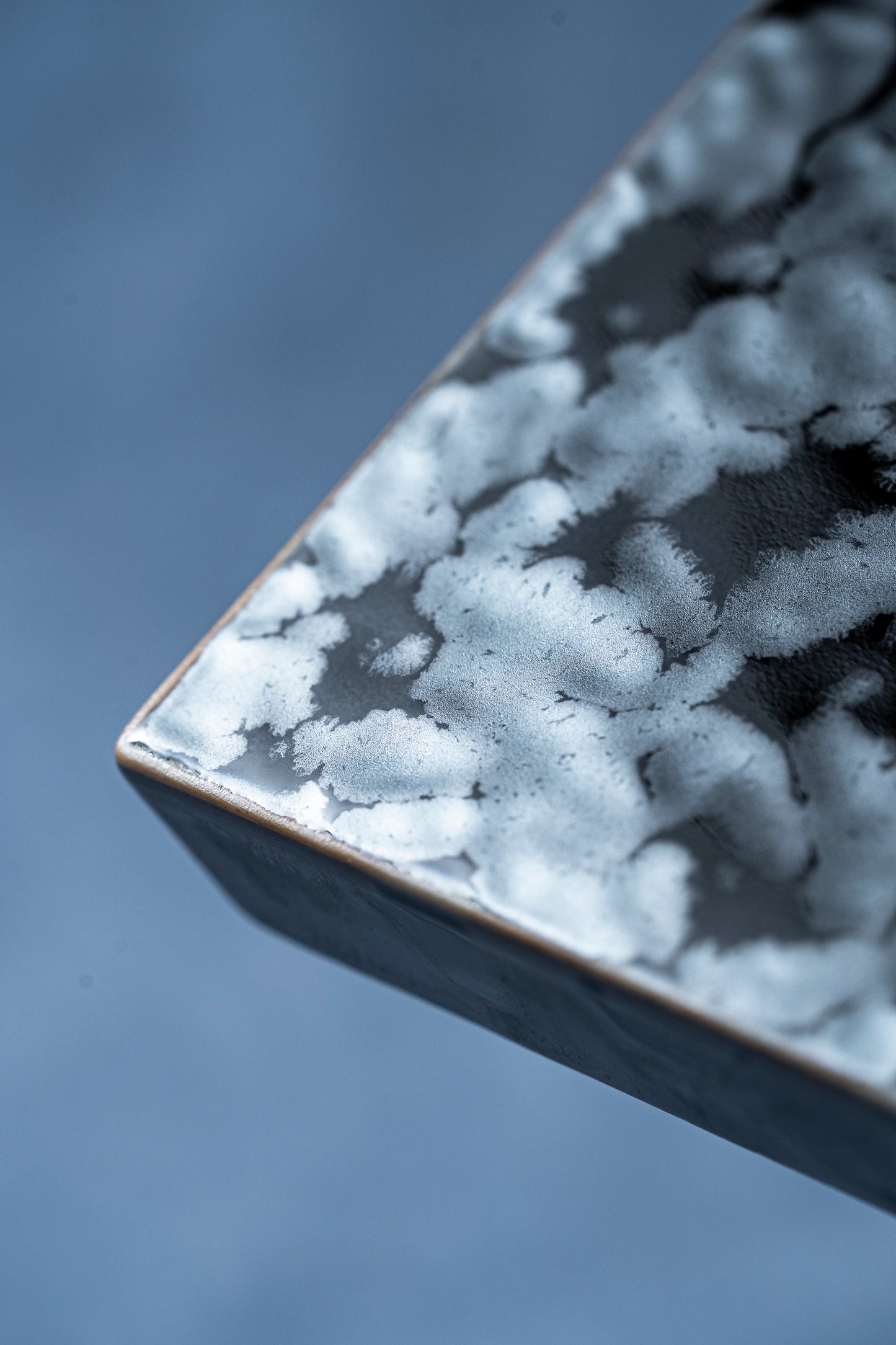 【旅皿】黒釉しぼり（渕赤絵無）長角板皿（低）20cm