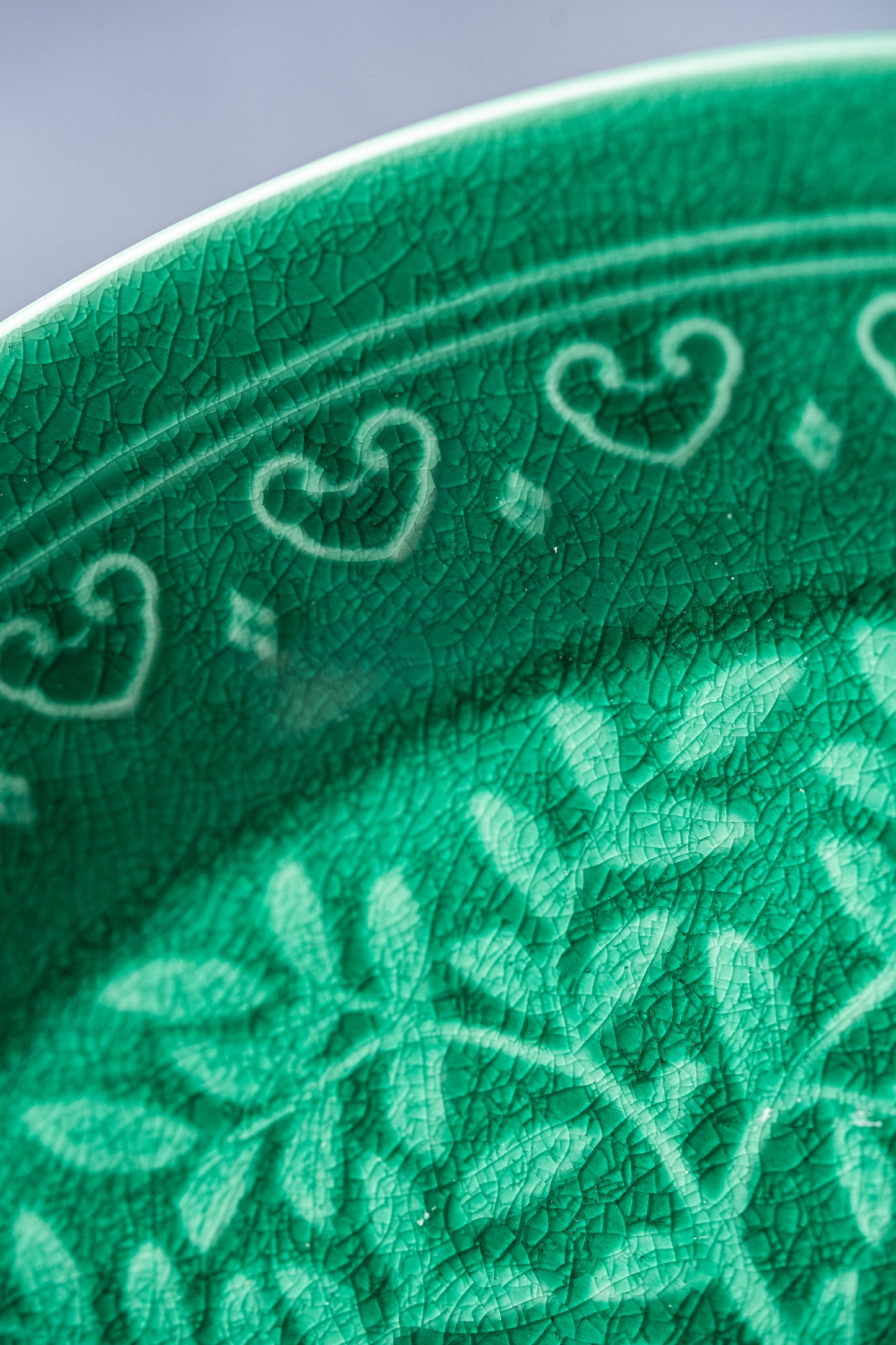 【旅皿】錦緑交趾浮彫紋　6.5寸皿