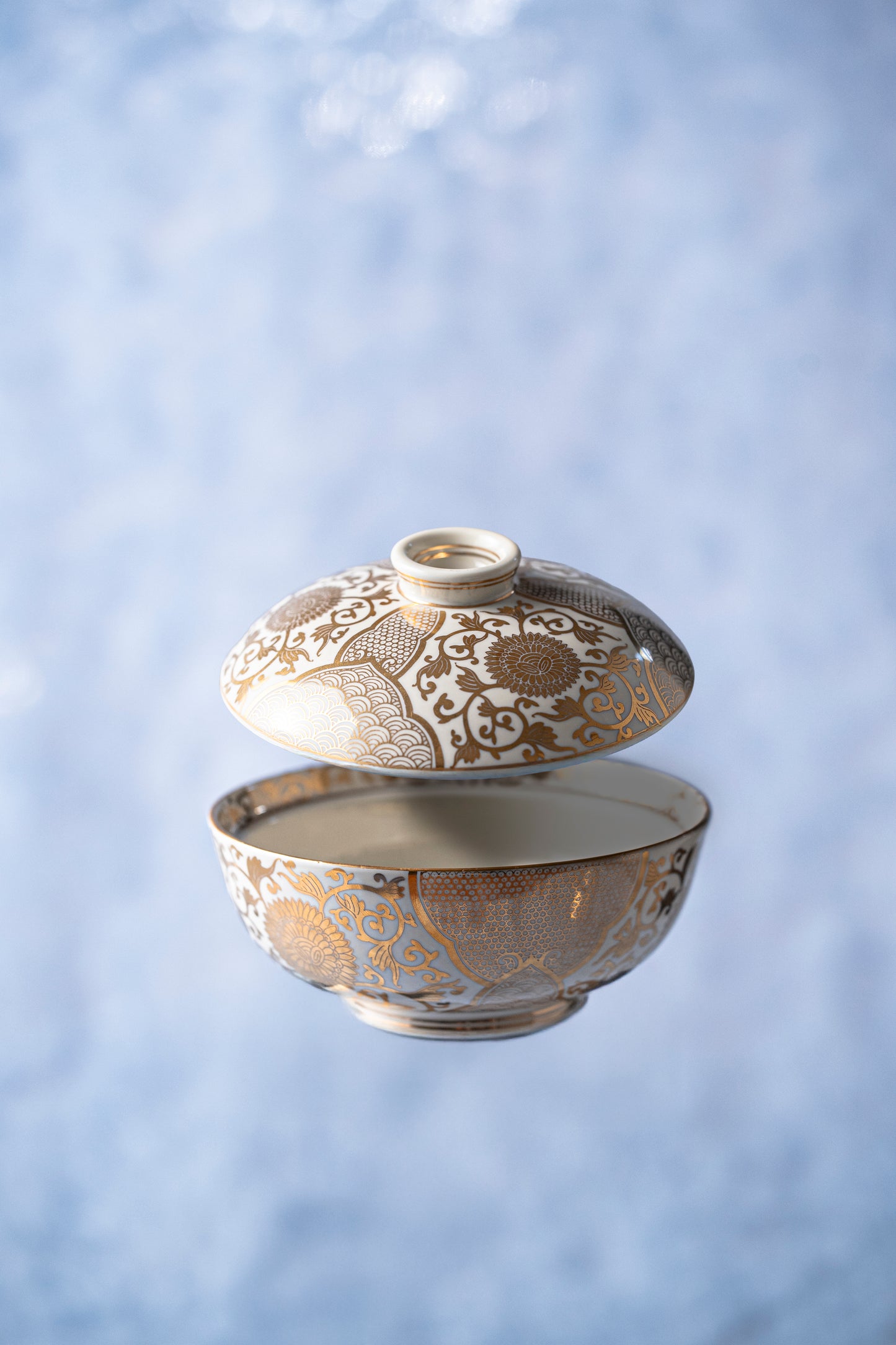 【旅皿】エンペラー（クリーム釉金彩菊華紋　4寸蓋物）