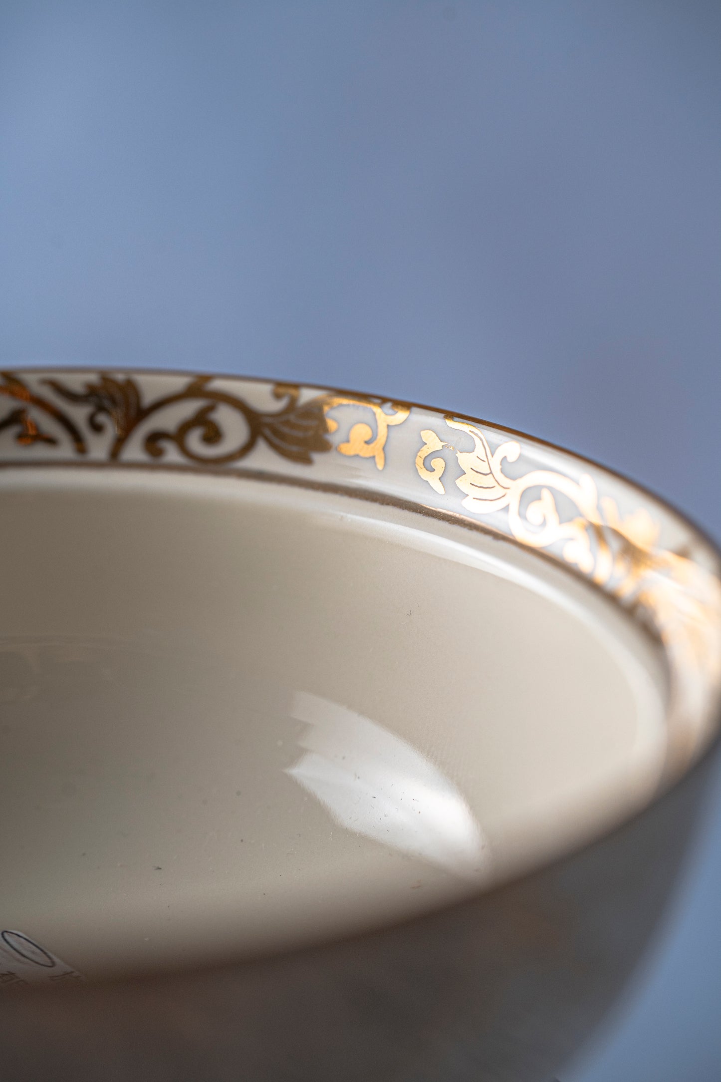 【旅皿】エンペラー（クリーム釉金彩菊華紋　4寸蓋物）