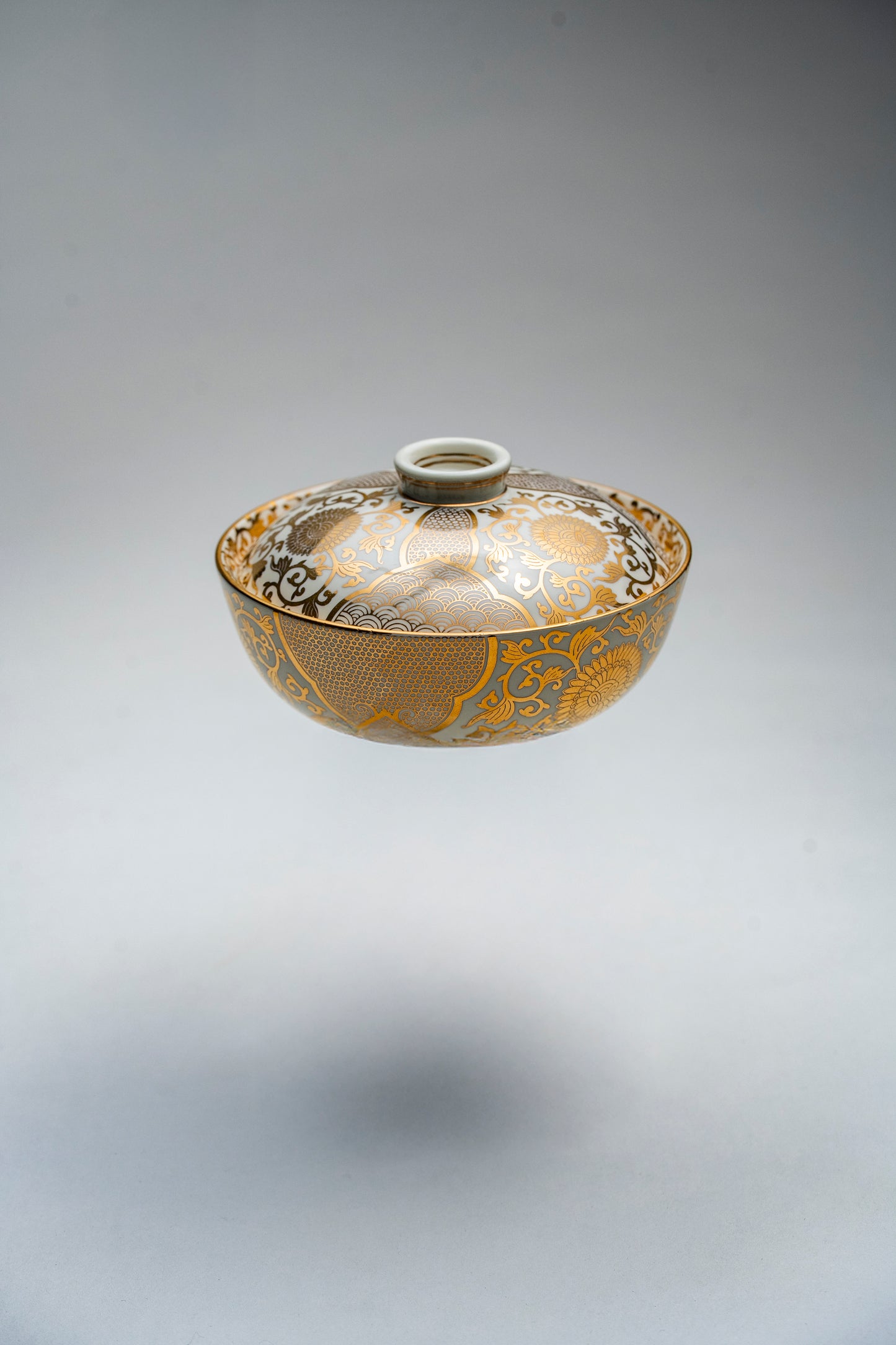 【旅皿】エンペラー（クリーム釉金彩菊華紋　4寸蓋物）