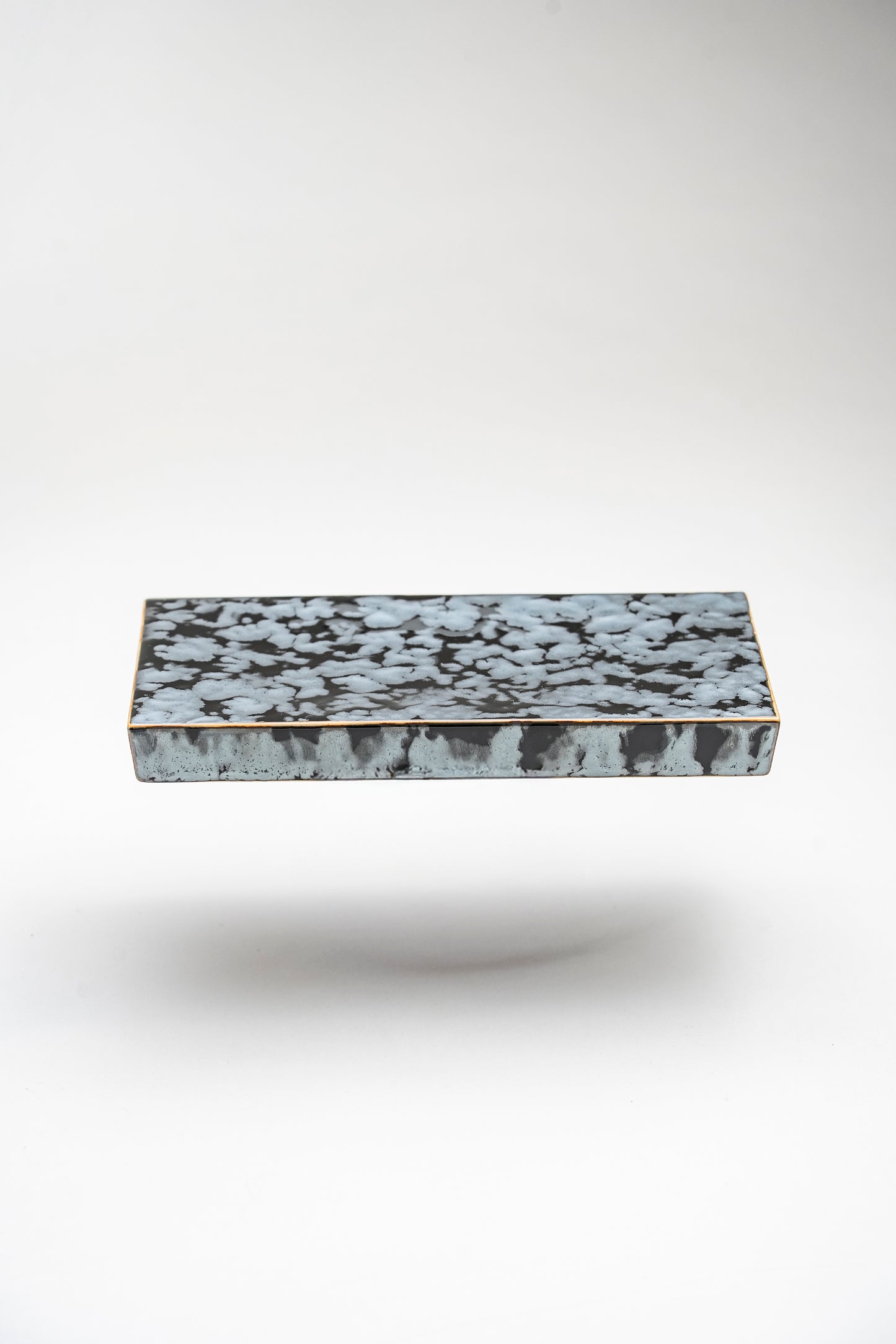 【旅皿】黒釉しぼり（渕赤絵無）長角板皿（低）20cm