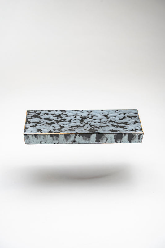 【旅皿】黒釉しぼり（渕赤絵無）長角板皿（低）20cm