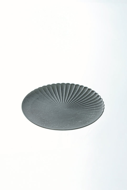 【旅皿】泡化粧マットブラック 片菊彫22cmプレート